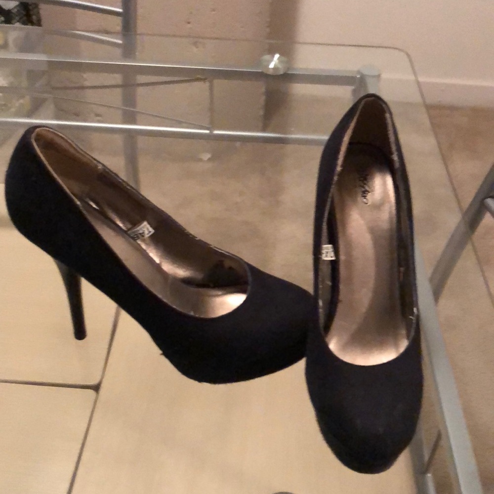 Black pumps